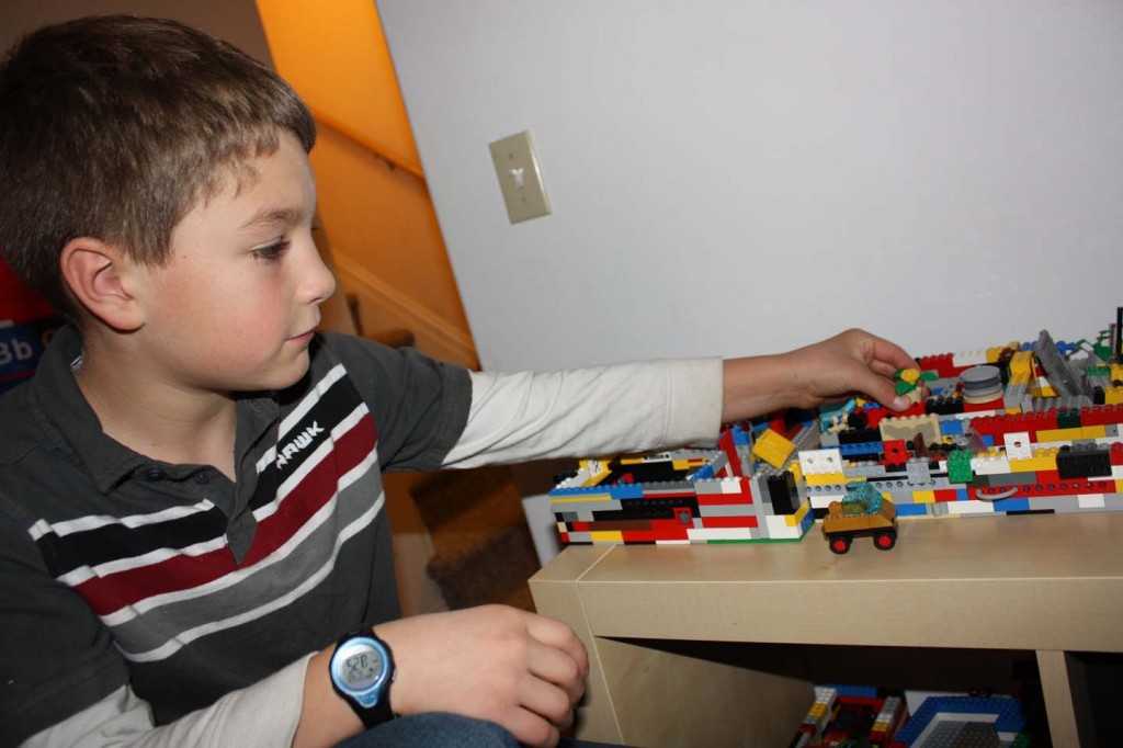 kid playing legos picture