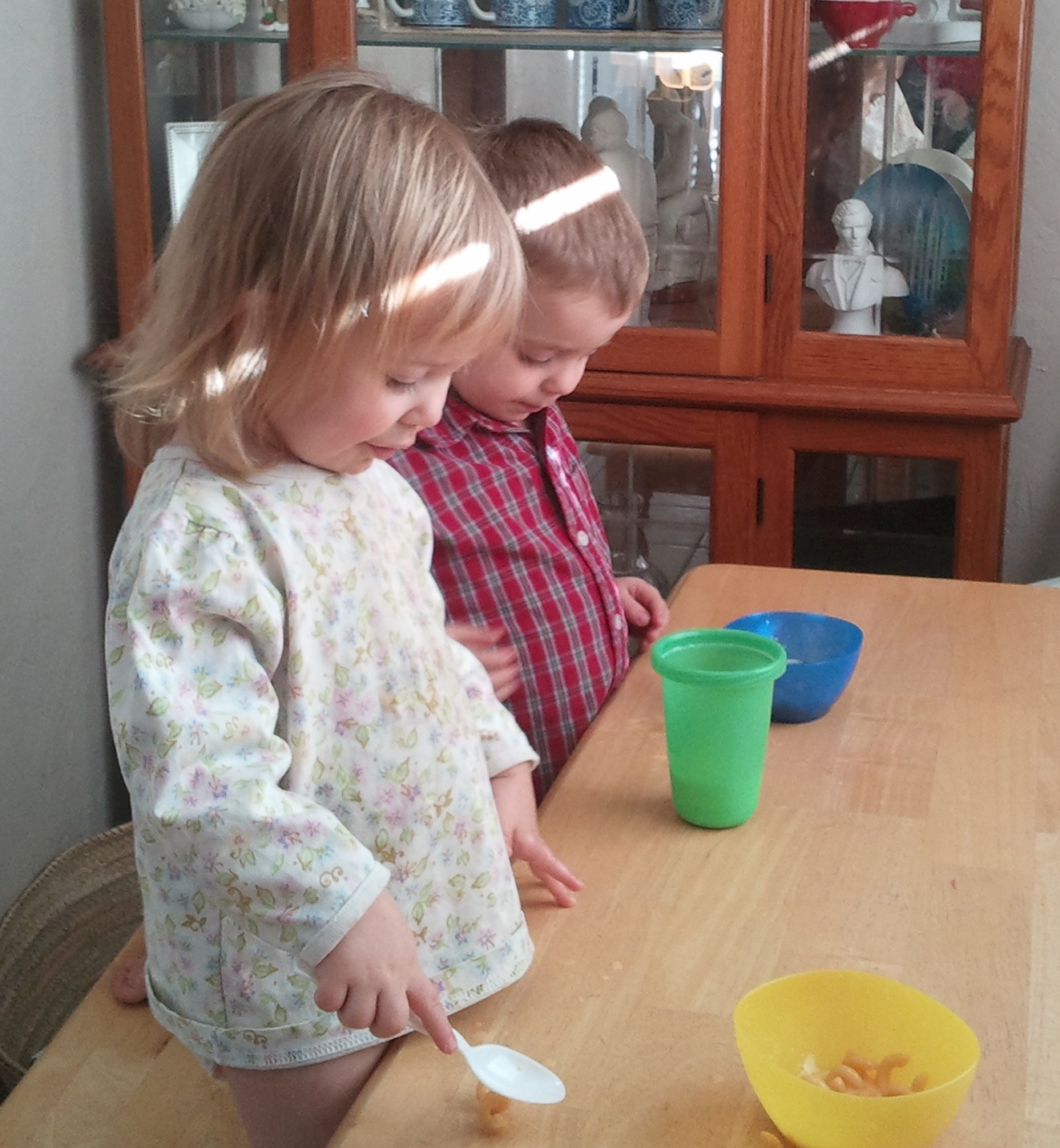 kids eating mac n cheese