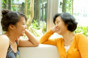 asian_mother_and_daughter_talking-happy