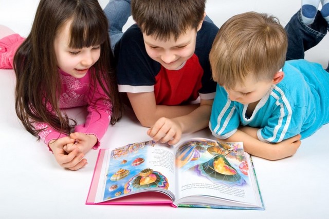 children reading picture