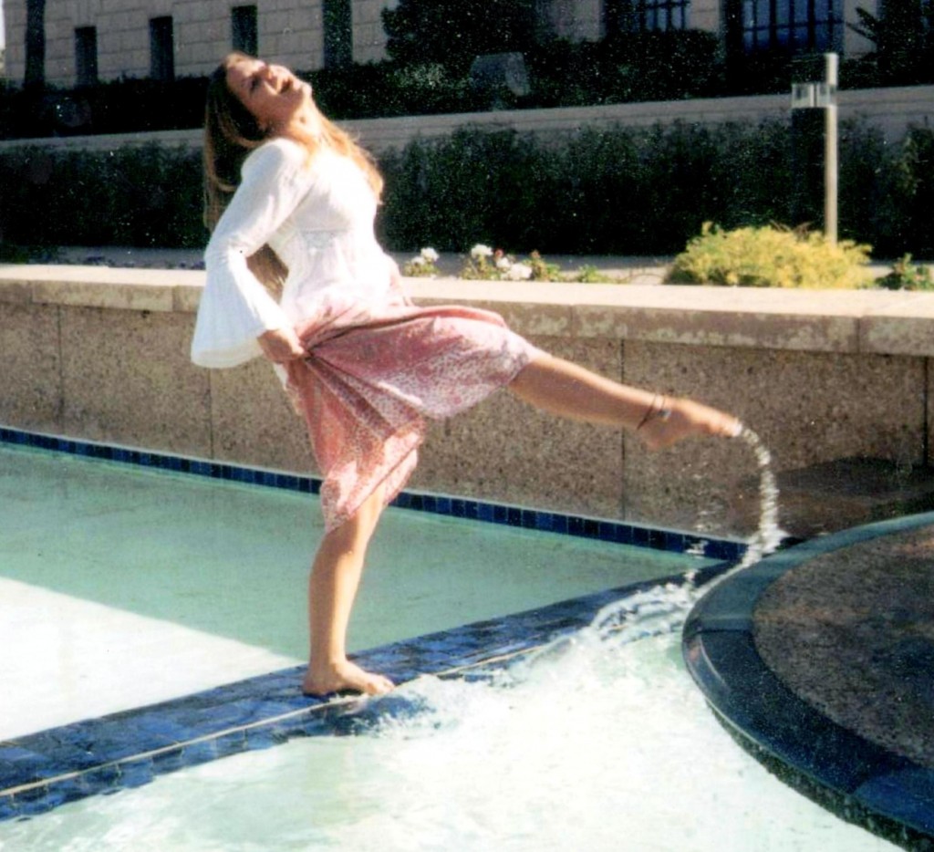 lady dancing in water picture